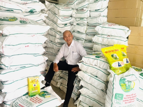 Nhà báo Nguyên Ngọc mua gạo ST25 chính hãng tại 453/86 Lê Văn Sỹ 