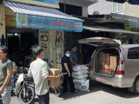 Khách hàng ghé mua gạo ST25 hữu cơ