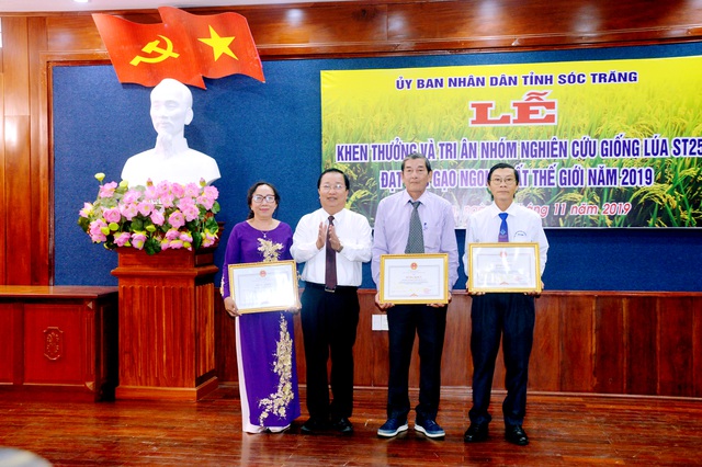 Chủ tịch tỉnh Sóc Trăng tặng Bằng khen cho nhóm nghiên cứu của kỹ sư Hồ Quang Cua.