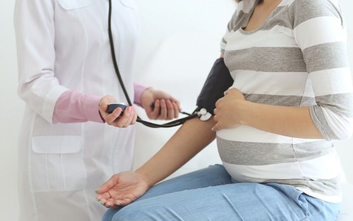 Đo huyết áp để phòng bệnh cao huyết áp thai kỳ