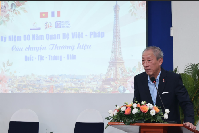 Ông Nguyễn Công Tốt - Lãnh sự danh dự Việt Nam tại Marseille, Pháp phát biểu trong buổi giao lưu