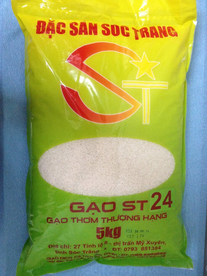 Mẫu bao bì gạo ST24 đầu tiên được kỹ sư Hồ Quang Cua giới thiệu trong các hội chợ gạo