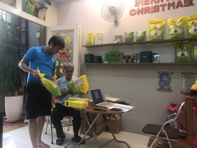 Chú Hà - Quận Bình Thạnh đến showroom gạo ST25 ngon nhất thế giới 