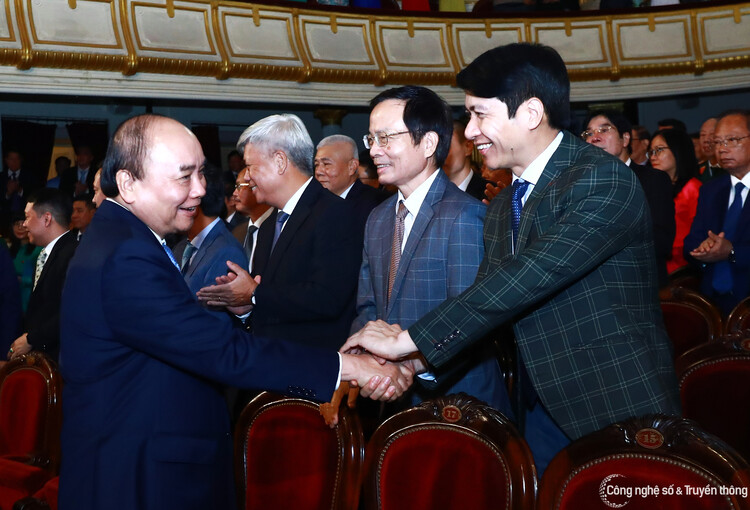 Chủ tịch nước Nguyễn Xuân Phúc dự lễ trao tặng Giải thưởng Hồ Chí Minh và Giải thưởng Nhà nước về KH&CN
