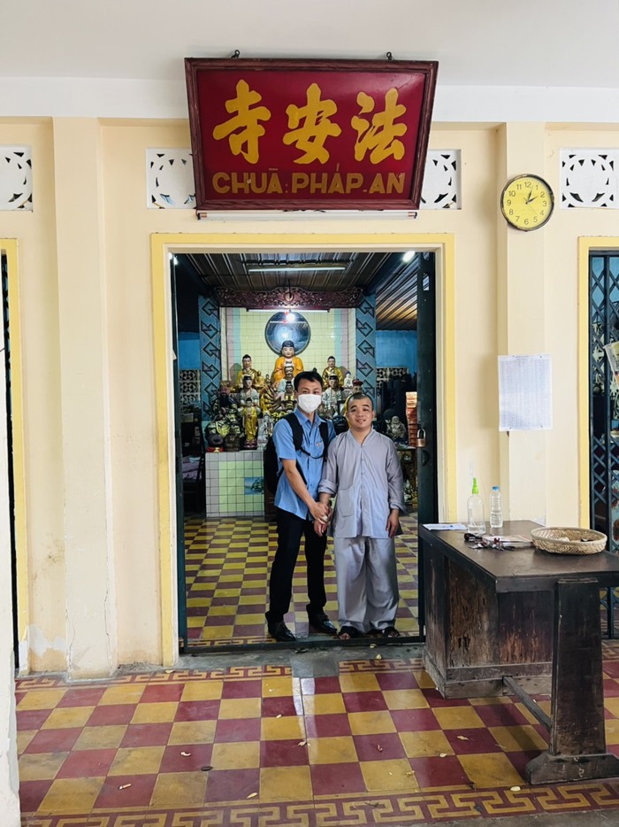 Nhân viên Gạo Phương Nam cùng chuyến giao gạo từ thiện tại chùa Pháp An 