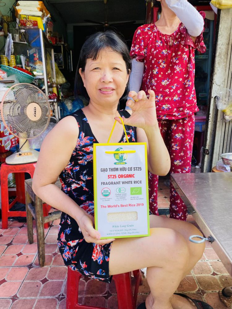 Cô Thái - Quận 3 thích chọn gạo ngon hữu cơ cho gia đình