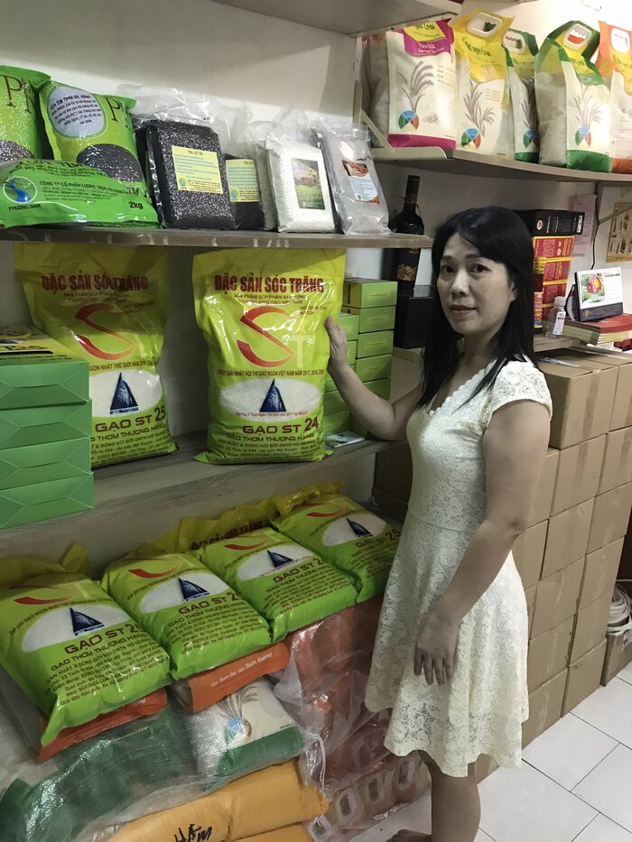 Khách hàng ghé mua gạo ST24 chính hãng từ Phương Nam