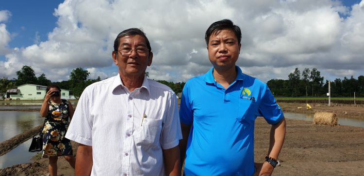 Cty Phương Nam đến thăm cánh đồng lúa non ST25 của chú Hồ Quang Cua