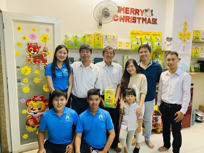 Kỹ sư Hồ Quang Cua cùng gia đình ghé showroom 3 thang 2