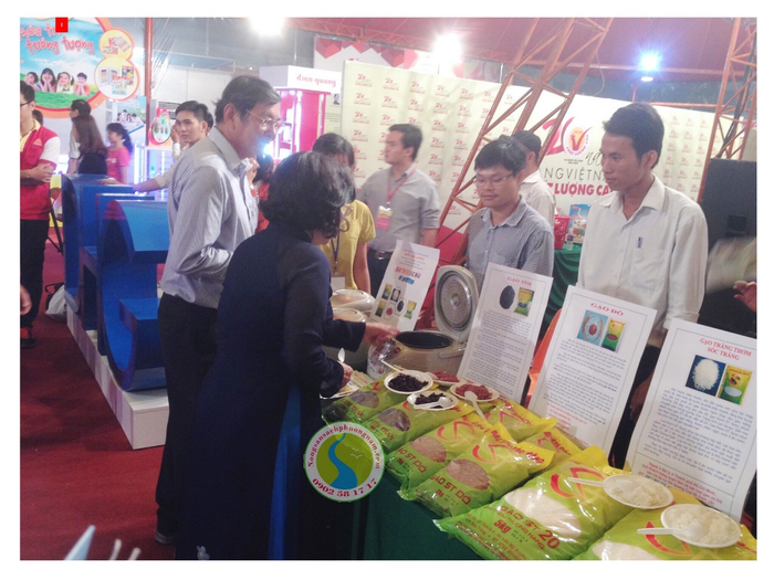 Kỹ sư Hồ Quang Cua trình bày và giới thiệu cho khách hàng các sản phẩm gạo từ Sóc Trăng
