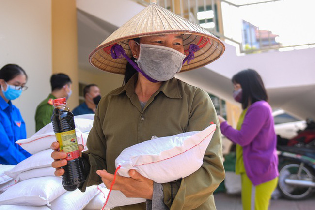 Tặng gạo từ thiện là một trong những hình ảnh đẹp của dân tộc Việt Nam