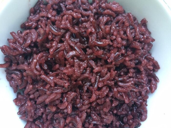 Chén cơm từ gạo Tím than Sóc Trăng xát dối, được nấu vào tháng 05/2016 tại cửa hàng Gạo Phương Nam, địa chỉ 453/86 Lê Văn Sỹ, Phường 12, Quận 3, TP.HCM