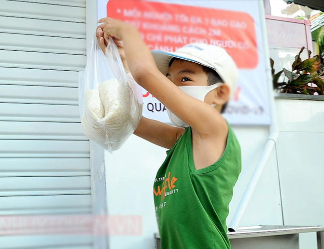 Hình ảnh về phát Gạo làm từ thiện