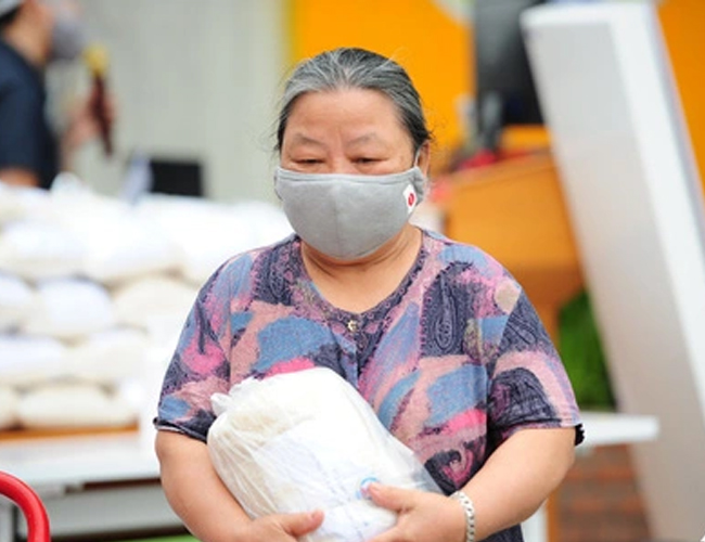 Hình ảnh về phát Gạo làm từ thiện