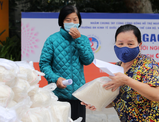 Hình ảnh về phát Gạo làm từ thiện
