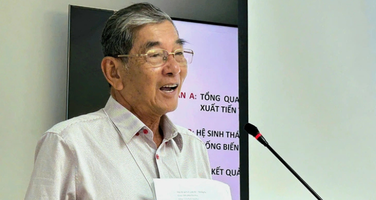 Ông Hồ Quang Cua chia sẻ tại hội thảo - Ảnh: CHÍ QUỐC (Báo Tuổi Trẻ)