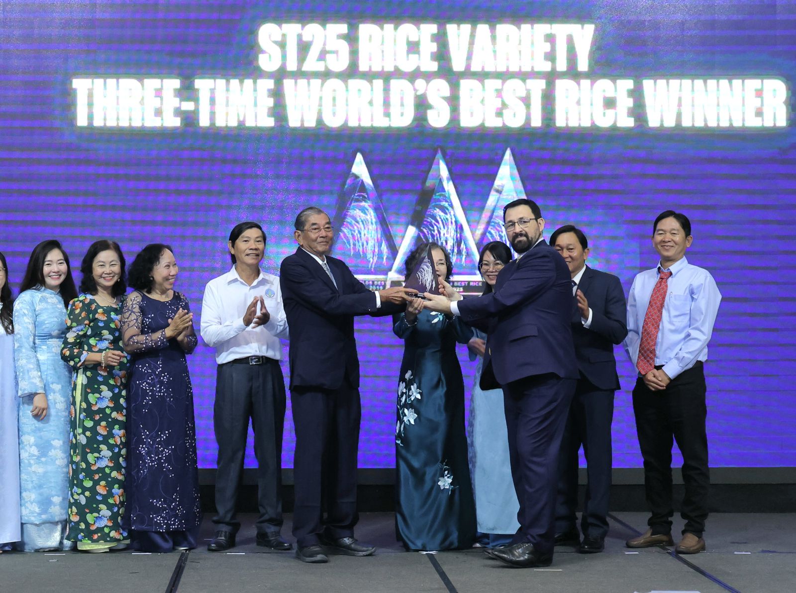 chiếc cúp dành cho Giải Gạo ngon nhất thế giới của gạo ST25 Việt Nam đã được trao cho AHLĐ, kỹ sư Hồ Quang Cua và nhóm cộng sự tại TP Cần Thơ. Đây là sự kiện đặc biệt khi chiếc cúp được trao ngay tại quê hương - nơi ra đời hạt gạo ngon nhất thế giới.