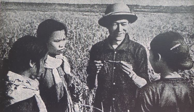 Bác sĩ nông học Lương Định Của cùng bà con nông dân. (Ảnh tư liệu: Trung tâm thông tin thư viện Lương Định Của)