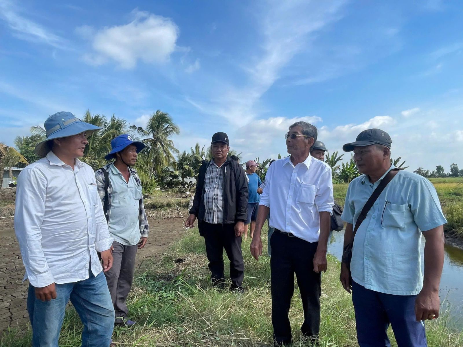 Không chỉ là một nhà nghiên cứu, ông Hồ Quang Cua còn được nhiều nông dân xem như người đồng hành trong quá trình sản xuất.