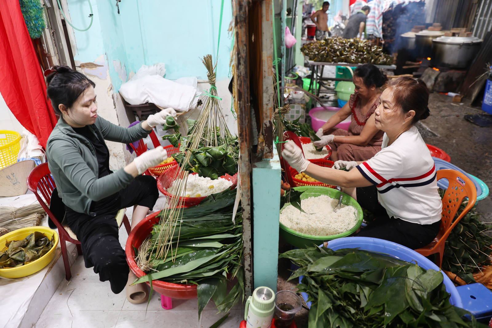 Đây là một trong những xóm nghề làm bánh ú lá tre lâu đời tại TP.HCM, với lịch sử hơn nửa thế kỷ. Dù số hộ theo nghề không còn nhiều như trước, nhưng mỗi mùa Tết Đoan Ngọ, những bếp lửa luộc bánh vẫn đỏ rực, giữ gìn nét văn hóa ẩm thực đặc trưng của người Nam Bộ.