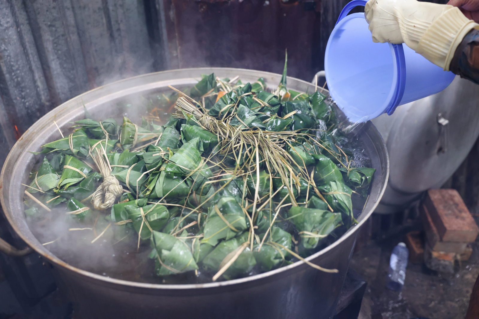 Để có được những mẻ bánh chất lượng, gạo nếp phải được ngâm nước tro trong khoảng hai ngày. Đậu xanh sau khi nấu chín sẽ được vo thành từng viên nhỏ trước khi đưa vào nhân bánh. Trong khi đó, lá tre được nhập từ Tây Ninh, lựa chọn kỹ lưỡng và xử lý trước khi sử dụng nhằm giữ được độ bền, hương thơm và hình dáng đẹp cho sản phẩm.