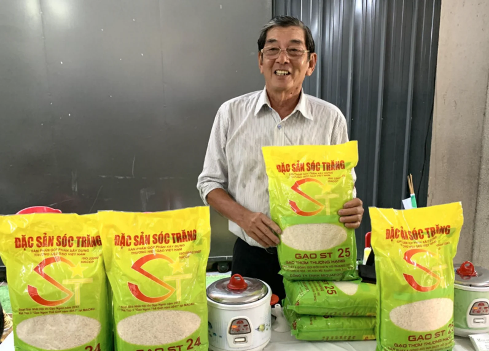 Ông và các cộng sự đã thành công khi mang gạo ra thế giới chinh phục vị trí “đỉnh cao”.