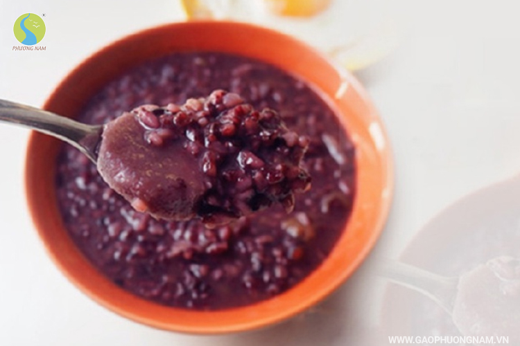 4-cach-nau-gao-lut-den-thom-ngon-mem-deo-tai-nha