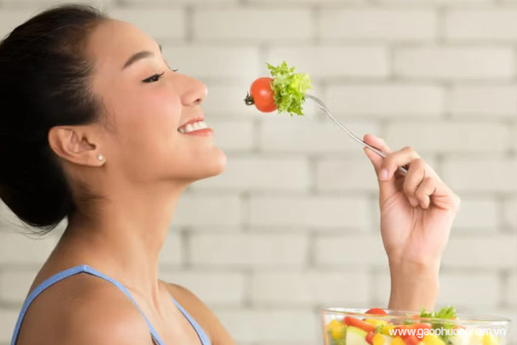 nguoi-benh-tieu-duong-co-nen-an-com-khong-an-gi-thay-com