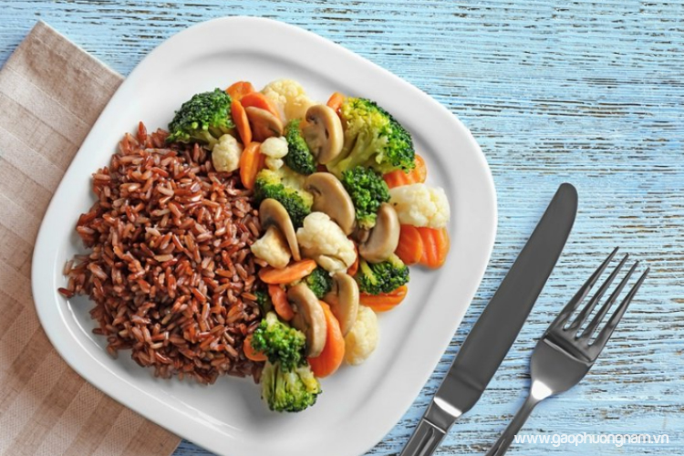 nguoi-tieu-duong-an-gao-lut-duoc-khong-cach-dung-dung-de-kiem-soat-duong-huyet-hieu-qua