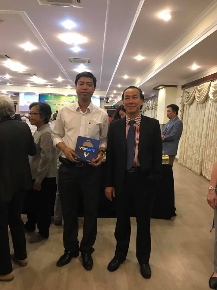 Anh Phan Thành Hiếu cùng bác sĩ Lương Lễ Hoàng giới thiệu về gạo mầm