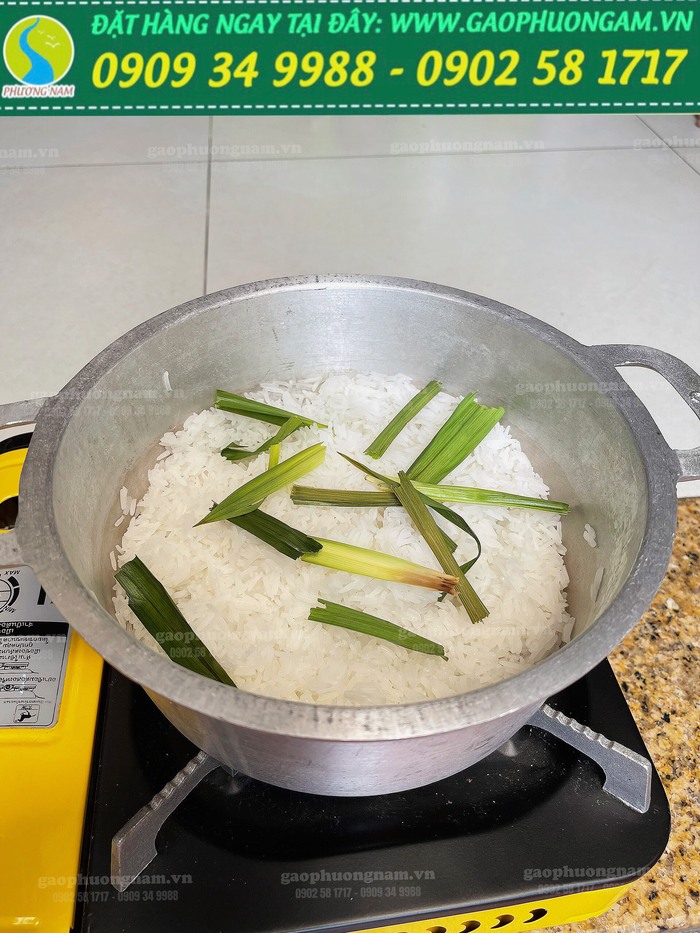 Cơm gạo ST25 có thêm lá dứa 