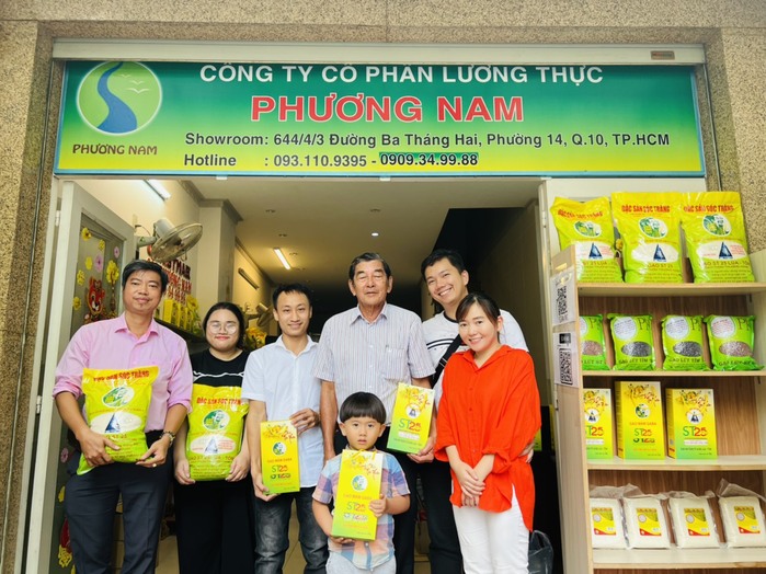 Ảnh: Kỹ sư Hồ Quang Cua cùng gia đình chị Uyên ghé thăm chi nhánh gạo Phương Nam