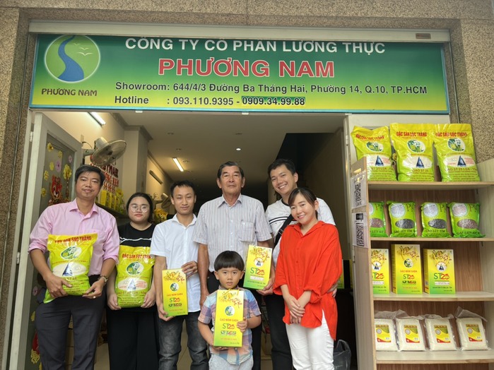 Kỹ sư Hồ Quang Cua ghé thăm Phương Nam - cửa hàng gạo ST25 chính hãng