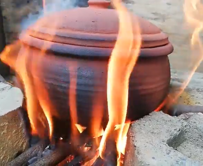 Dùng niêu đất nấu cơm bằng lửa củi
